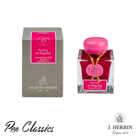 A grey-brown cardboard box with a pink sticker and the words "Jacques Herbin, Fuchsia de Magellan, Les encres 1670 illuminées de paillettes d'or" and a glass bottle with pink wax seal and wax lid, containing pink ink and a pink sticker stating "Fuchsia de Magellan Les encres 1670"